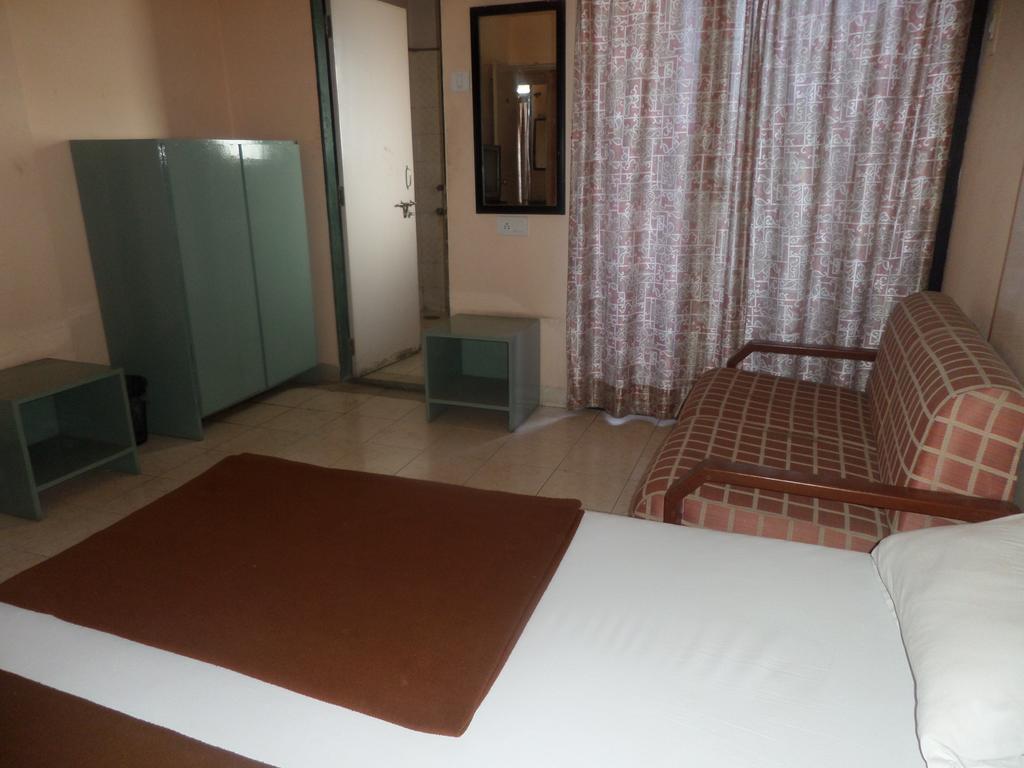 Oyo Flagship 37830 Hotel Aakar International 사타라 외부 사진