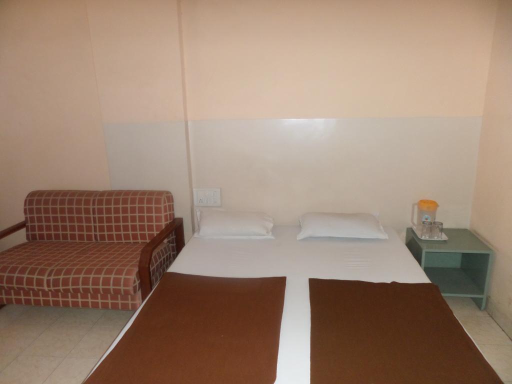 Oyo Flagship 37830 Hotel Aakar International 사타라 외부 사진